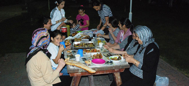 MELİKGAZİ  İLÇE SAKİNLERİ İFTAR  SAATİNDE PARKLARI TERCİH EDİYOR