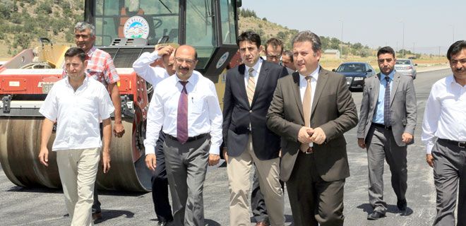 AKÇAKAYA MAHALLESİ`NİN YOLUNU GENİŞLETİYOR