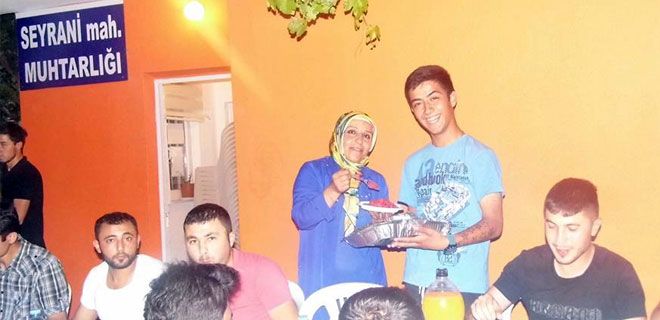 ÖĞRENCİLERİNE KAYNAŞTIRMA YEMEĞİ VERDİ