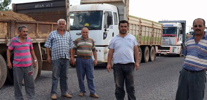 KAYSERİ-ADANA KARAYOLUNU TRAFİĞE KAPATTI