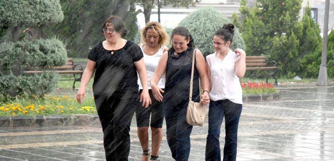 KAYSERİ`DE SAĞANAK YAĞIŞ