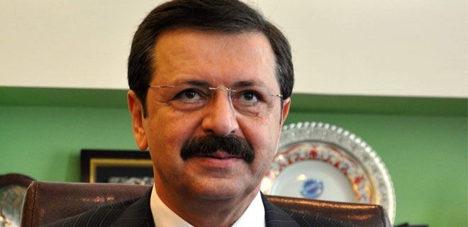 ANNESİNİN ELİNİ ÖPTÜ