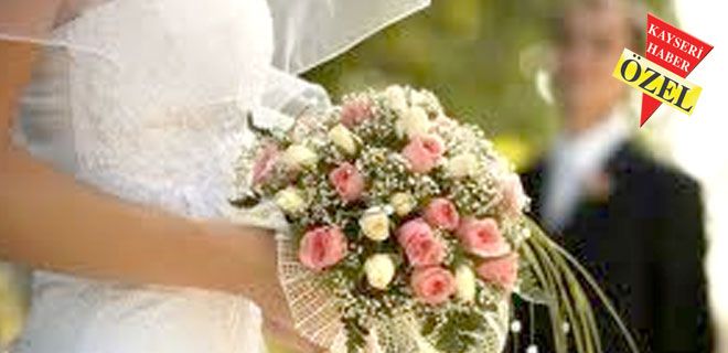 EŞİNİN YAŞI KENDSİNDEN KÜÇÜK  OLSUN  İSTİYOR