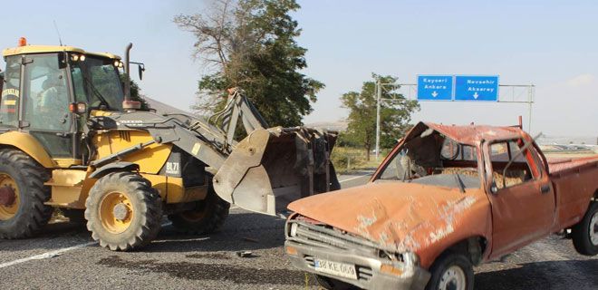 KALAS YÜKLÜ KAMYONET DEVRİLDİ: 1 ÖLÜ