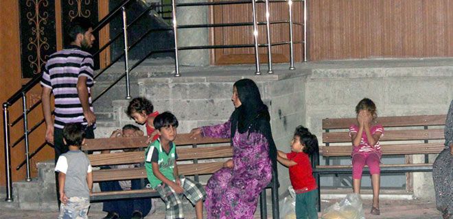 12 KİŞİLİK SURİYELİ AİLE CAMİYE SIĞINDI