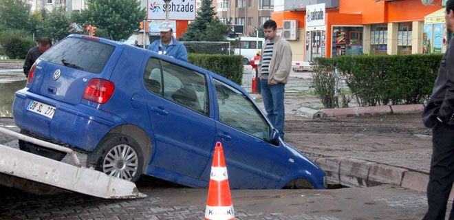 YOL OTOMOBİLİ YUTTU