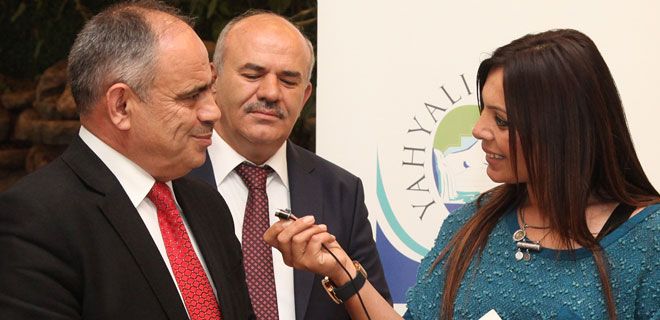 MECLİS TOPLANTISINDA YAHYALI ELMASI İKRAMI