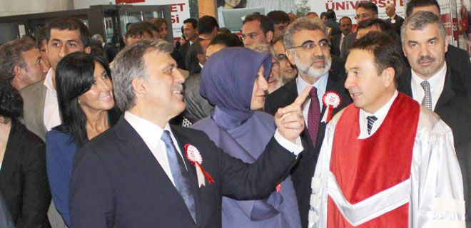 AGÜ`DE İLK DERSİ  GÜL VERDİ