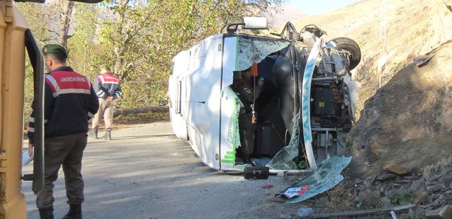 ÖĞRENCİ SERVİSİ DEVRİLDİ: 15 YARALI