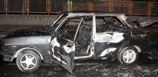 OTOMOBİLİ BENZİN DÖKEREK YAKTI