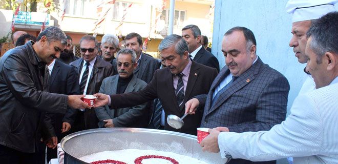 BAŞKAN EKE AŞURE DAĞITIP GÜNDEMİ DEĞERLENDİRDİ