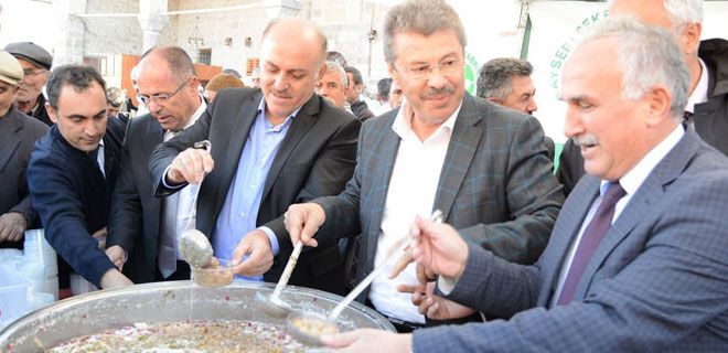 HAŞLANMIŞ PANCAR PÜRELİ AŞURE