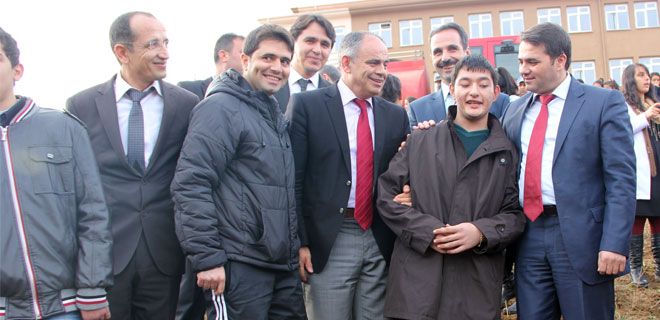 ENGELLİLER GÜNÜNDE AĞAÇ DİKME ETKİNLİĞİ