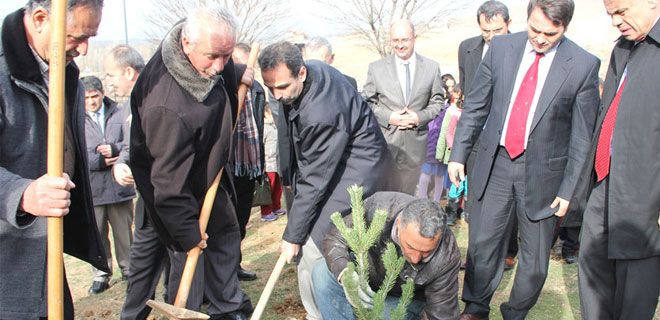 YAHYALI ŞEHİTLERİ İÇİN AĞAÇ DİKTİ