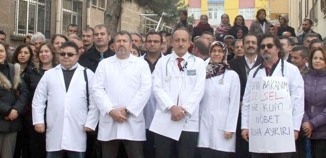 AİLE HEKİMLERİ İŞ BIRAKMA EYLEMİ YAPTI