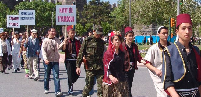 TİYATRO FESTİVALİNE  İLGİ BÜYÜK 