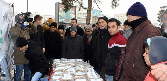 SOKAK HAYVANLARI İÇİN MAMA DAĞITILDI