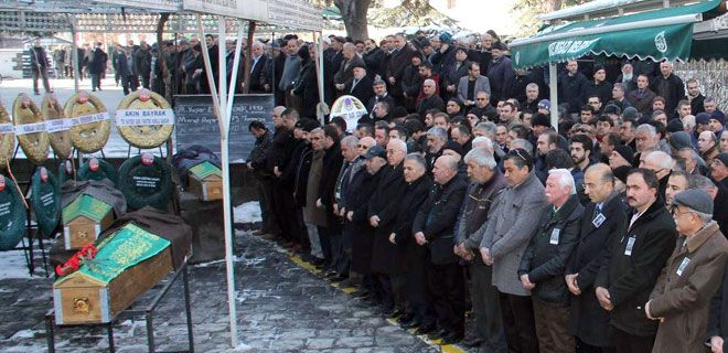 ÖĞRETMENİ SON YOLCULUĞUNA UĞURLANDILAR