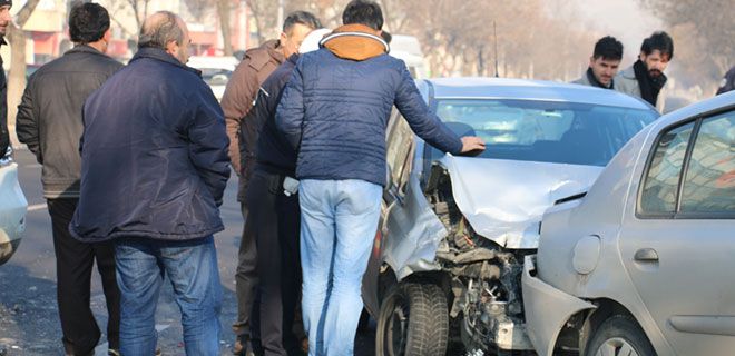 4 ARAÇ ZİNCİRLEME TRAFİK KAZASINA KARIŞTI