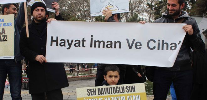 KARİKATÜRLERİ  LANETLEDİ