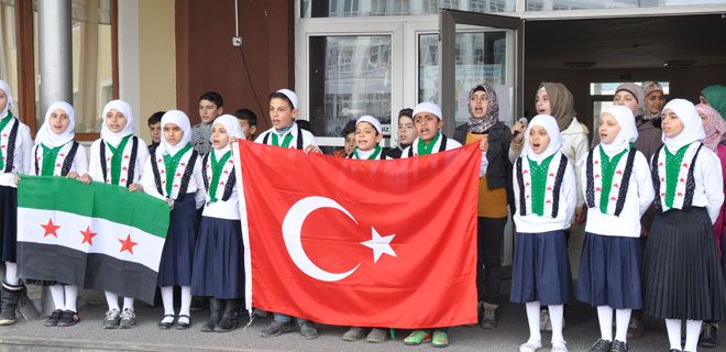 SURİYELİ ÖĞRENCİLER KARNE HEYECANI YAŞADI