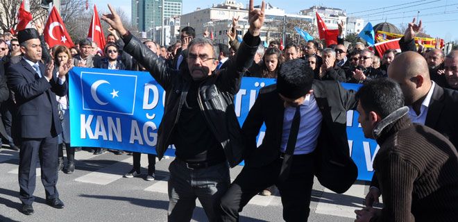 ÜLKÜCÜLER ÇİN BAYRAĞINI YAKTI 