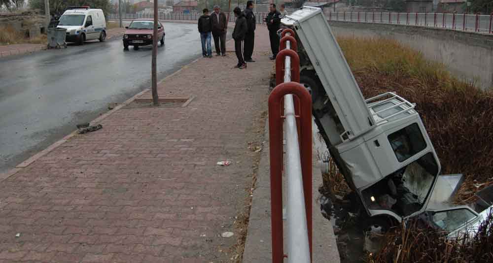 KAMYONET KANALA UÇTU