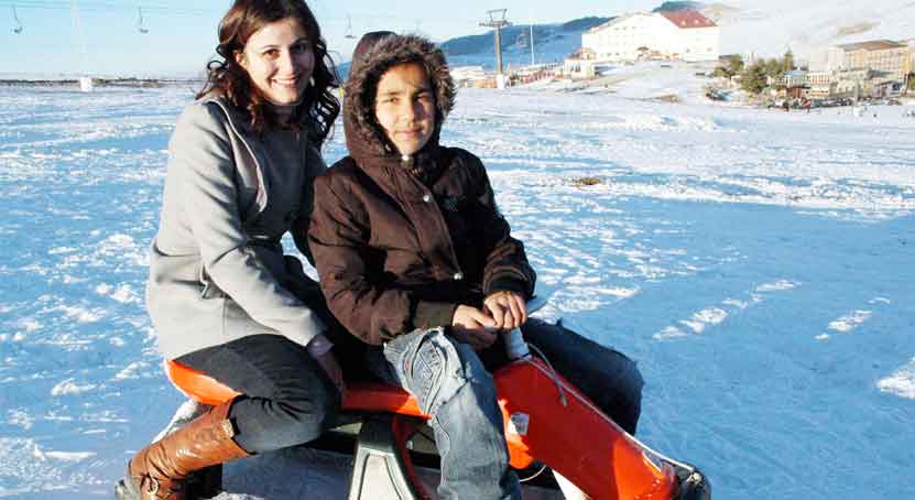 DEPREMZEDE ÇOCUKTAN PSİKOLOGUNA KIZAKLA KAYMA DERSİ 