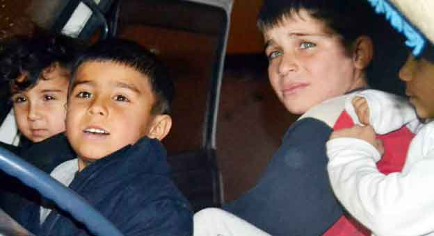 RÜZGAR EVİN ÇATISINI UÇURDU 