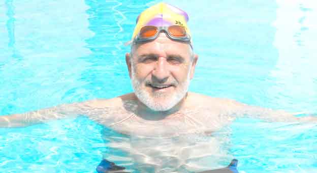 ESKİ MİLLETVEKİLİNİN YÜZME TUTKUSU 