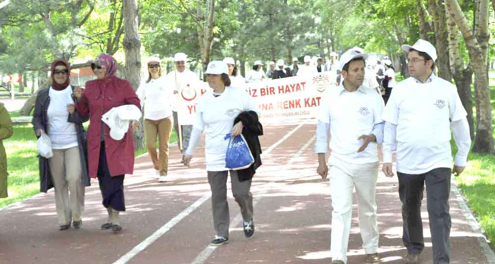  OBEZİTEYE KARŞI YÜRÜDÜLER 