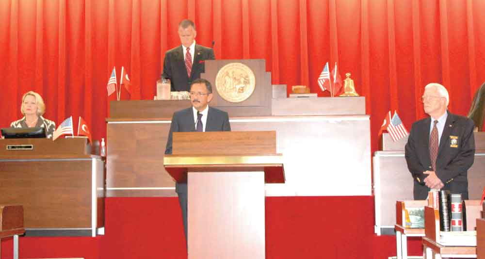 BAŞKAN ÖZHASEKİ AYAKTA ALKIŞLANDI