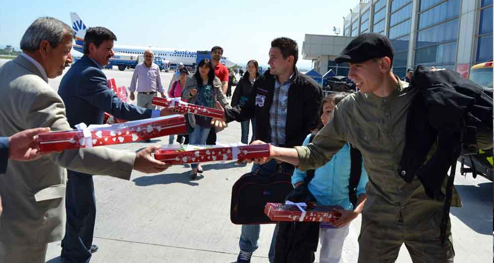 GURBETÇİLERE GÜLLÜ KARŞILAMA 