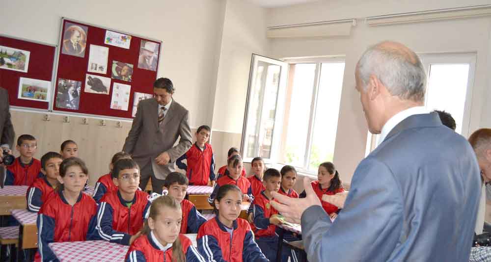 DEPREMZEDE ÖĞRENCİLERE KARNE VERDİ 