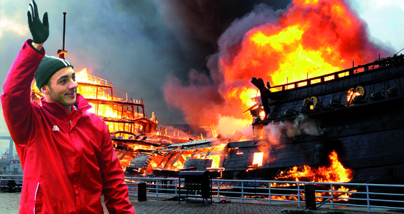 AMRABAT GEMİLERİ YAKTI!
