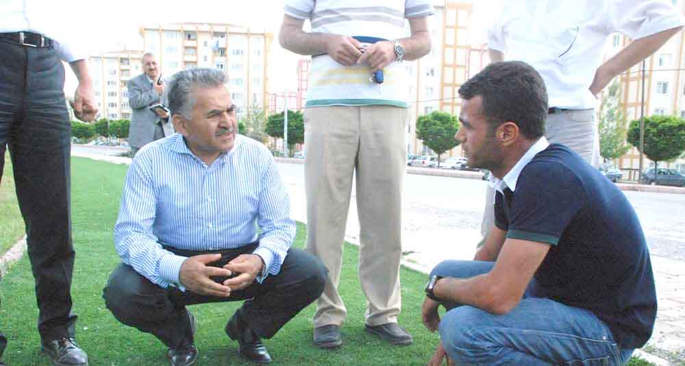 YÜRÜYÜŞ YOLLARINI ÇİMLENDİRİYOR