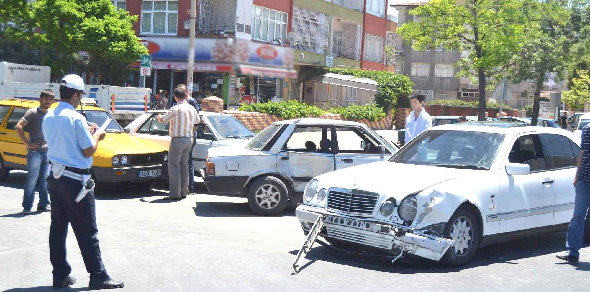 4 ARAÇ BİRBİRİNE GİRDİ