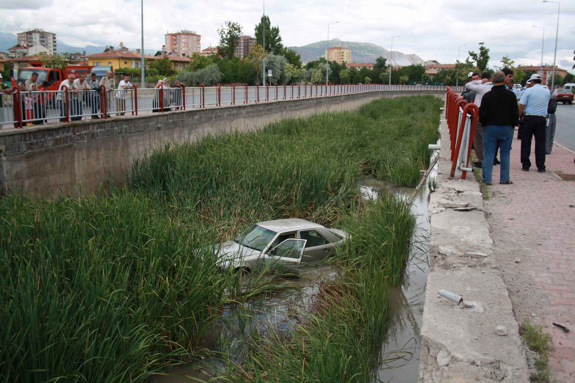 VİRAJI ALAMAYAN OTOMOBİL KANALA UÇTU