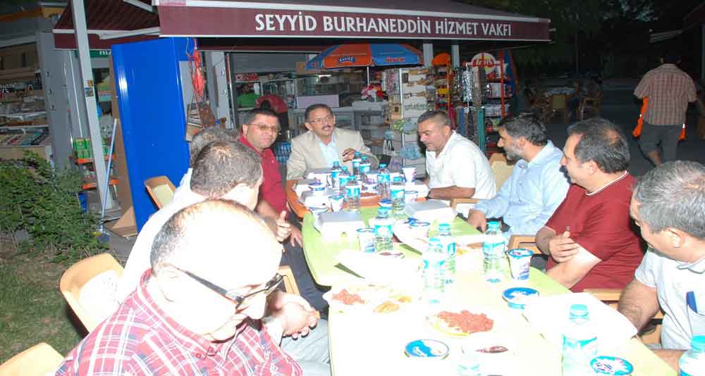 BAŞKAN ÖZHASEKİ VATANDAŞLA  İFTAR YAPTI