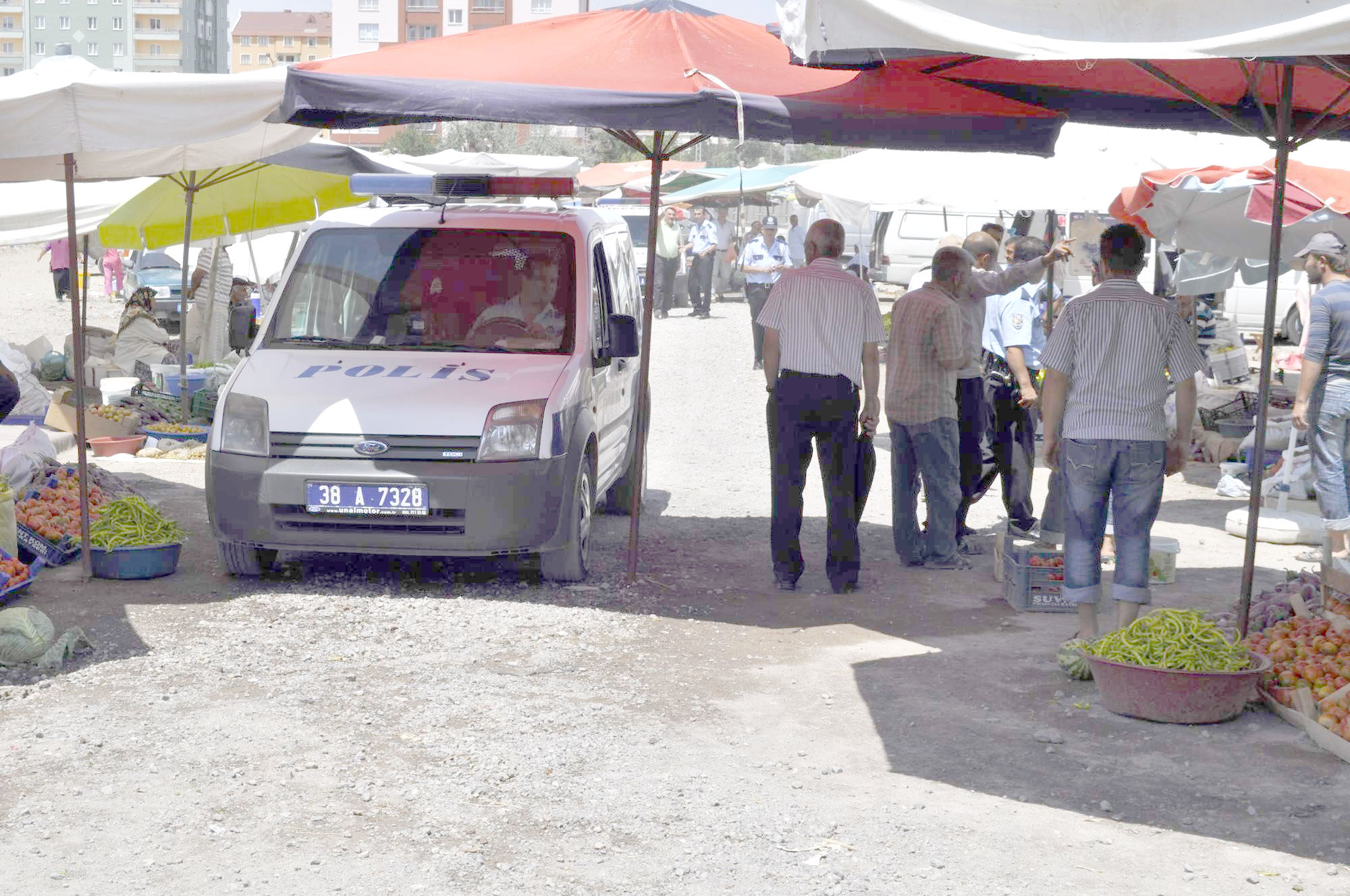 KÖY PAZARINDA SİLAHLAR KONUŞTU