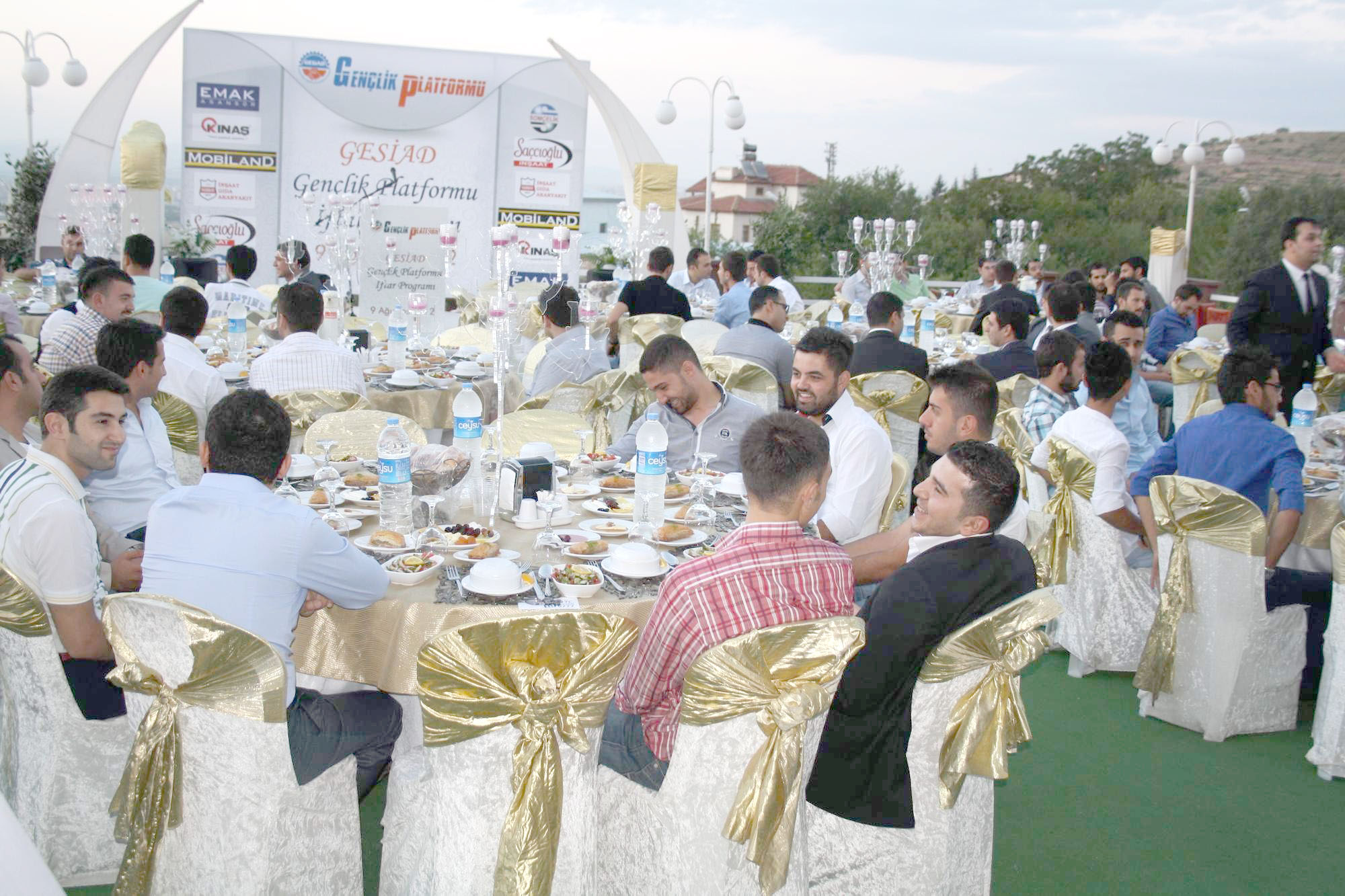 GENÇ İŞ ADAMLARI İFTARDA BİRARAYA GELDİ