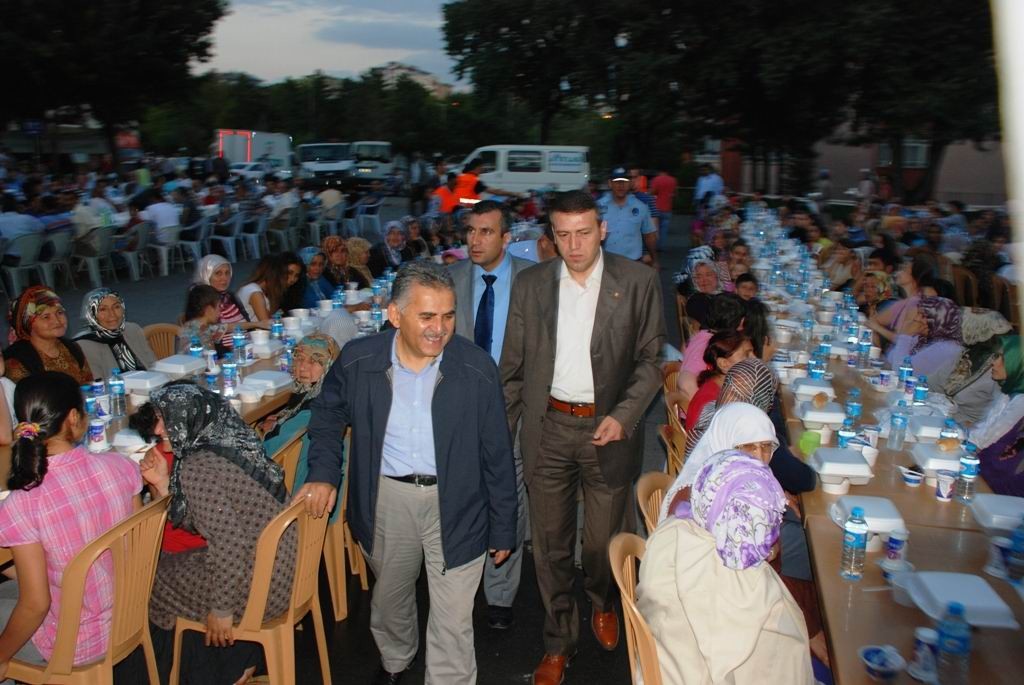 MELİKGAZİ BELEDİYE BAŞKANI MEMDUH BÜYÜKKILIÇ GELENEKSEL İFTAR YEMEĞİNE KATILDI