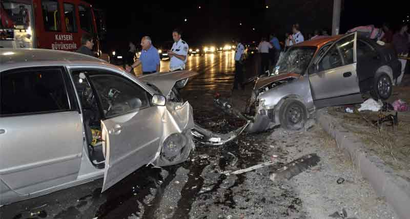 BAYRAM DÖNÜŞÜ 2 OTOMOBİL ÇARPIŞTI: 7 