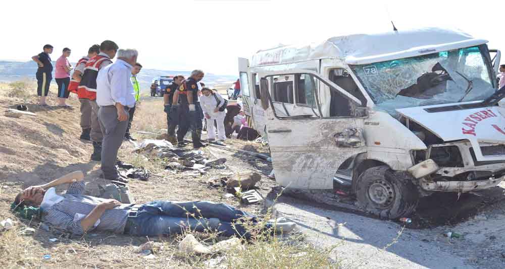 NİŞAN DÖNÜŞÜ KAZA YAPTILAR 