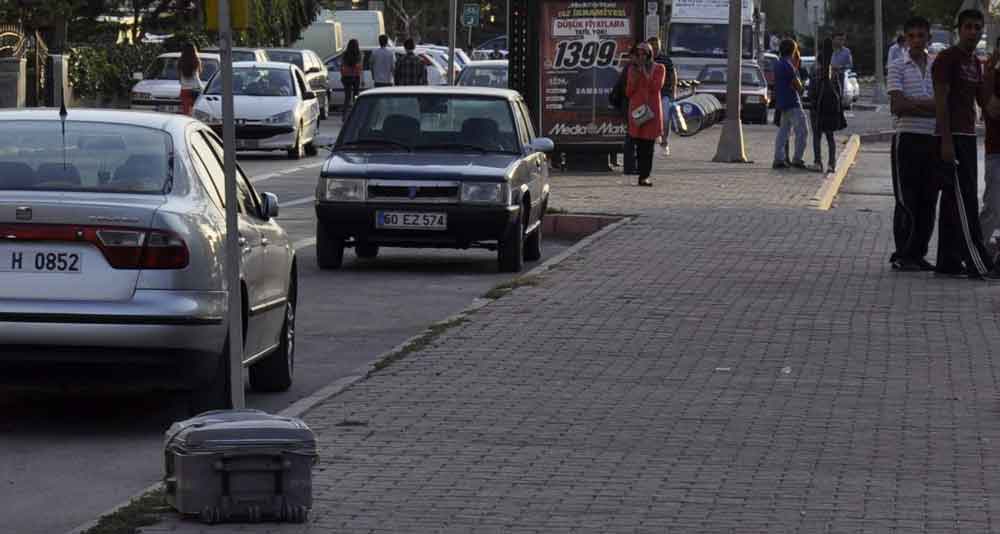 ŞÜPHELİ PAKETİN ETRAFINDA MAL KURTARMA TELAŞI