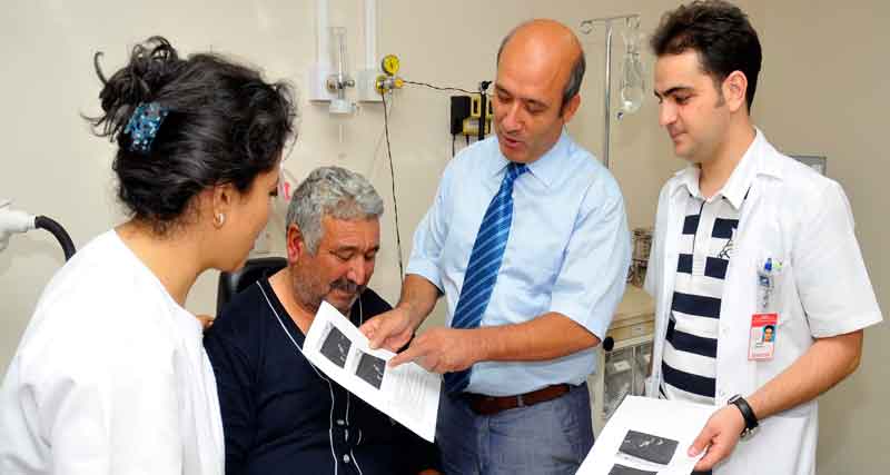 KULAĞINDAN 25 ADET KURT ÇIKTI 