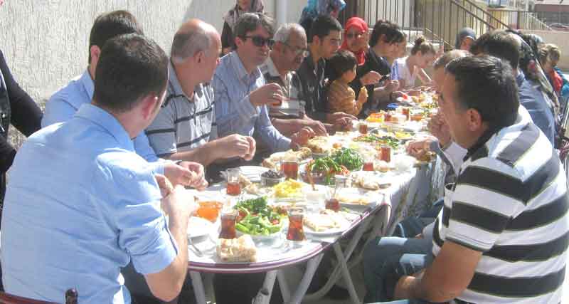 BAŞKAN MEHMET ÖZMEN KAHVALTIDA VATANDAŞLA BİR ARAYA GELDİ