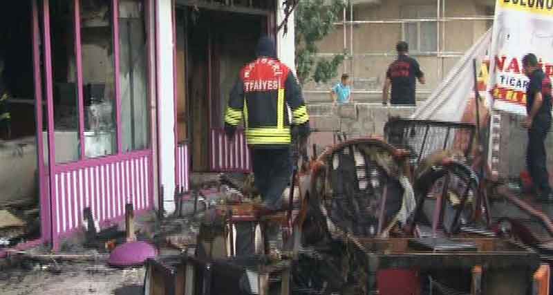İKİNCİ EL EŞYA SATILAN DÜKKANDA ÇIKAN YANGINDA 2 KİŞİ ZEHİRLENDİ