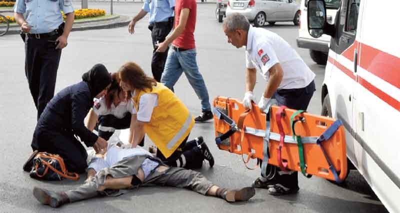 HALK OTOBÜSÜ ÖNCE OTOMOBİLE SONRA YAYAYA ÇARPTI: 1 ÖLÜ