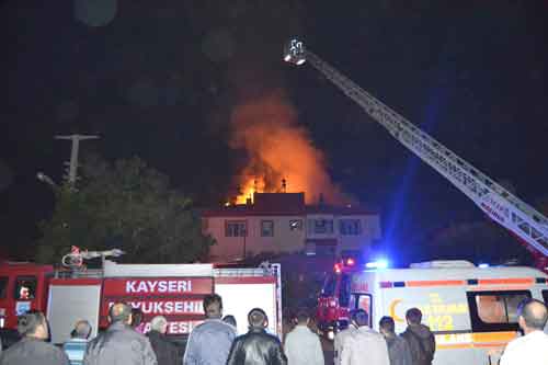 KORKUTAN YANGINI GÖREN, CEP TELEFONUNA SARILDI